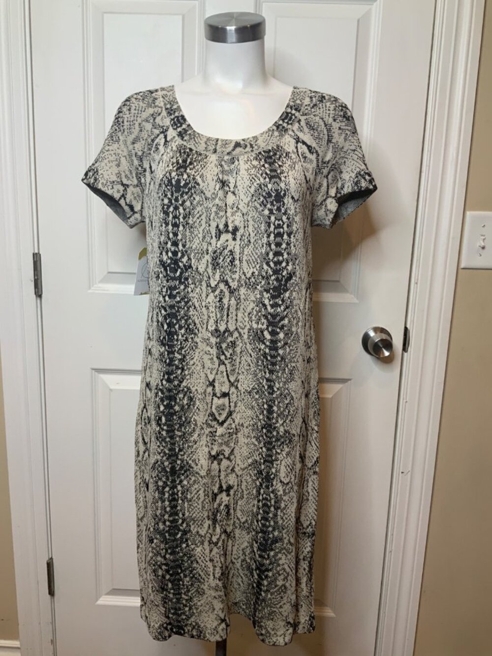 St. John Collection Cream & Black Snakeskin Knit Shift Dress, Size 4